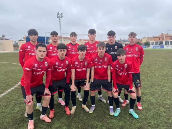 Equipo del Club Deportivo Villares de la Reina en el campo de fútbol