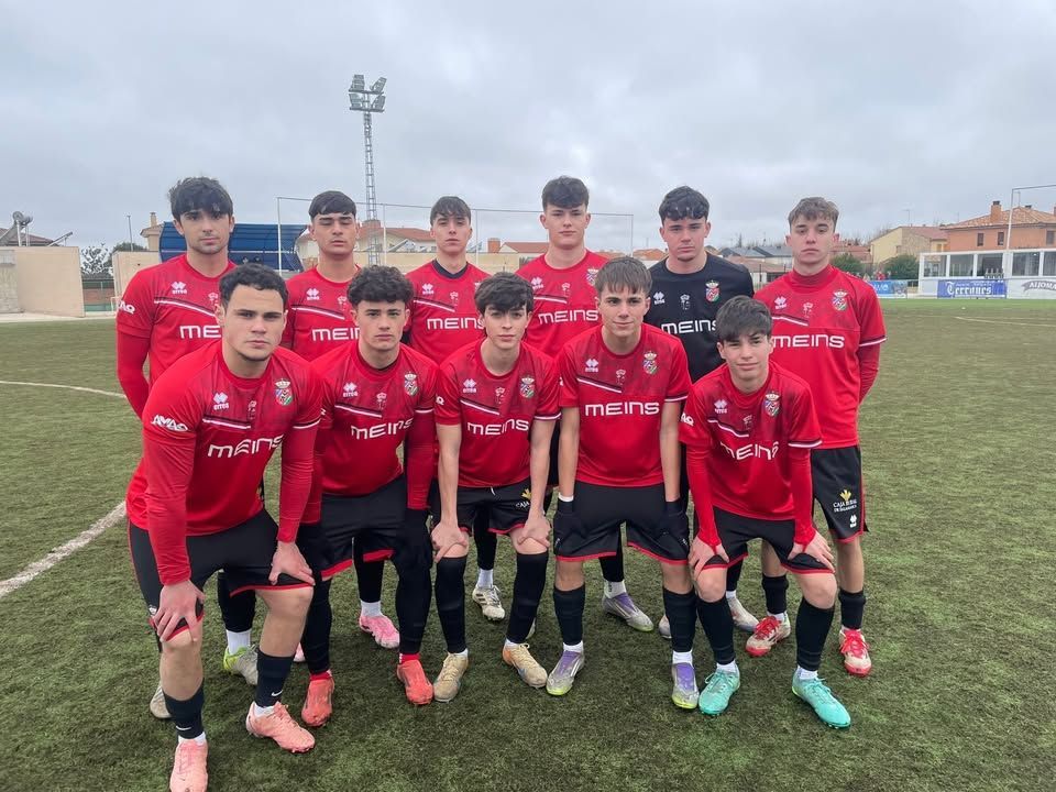 Equipo del Club Deportivo Villares de la Reina en el campo de fútbol