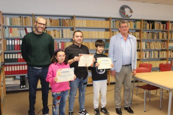 Ganadores del XV Certamen de Cuentos Berta Pallares mostrando sus diplomas