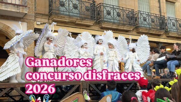 Grupo de ganadores del concurso de disfraces en Alba de Tormes