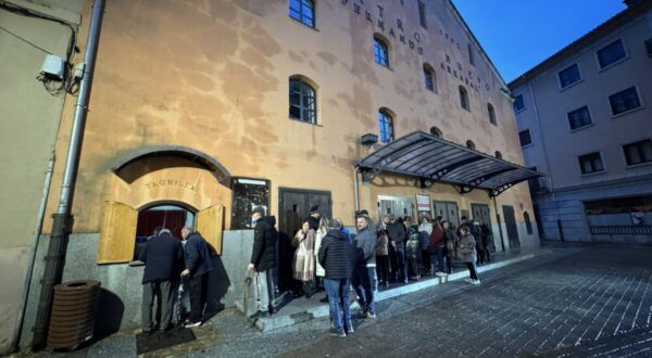 Personas haciendo fila en la taquilla del Teatro Nuevo Fernando Arrabal en Ciudad Rodrigo.