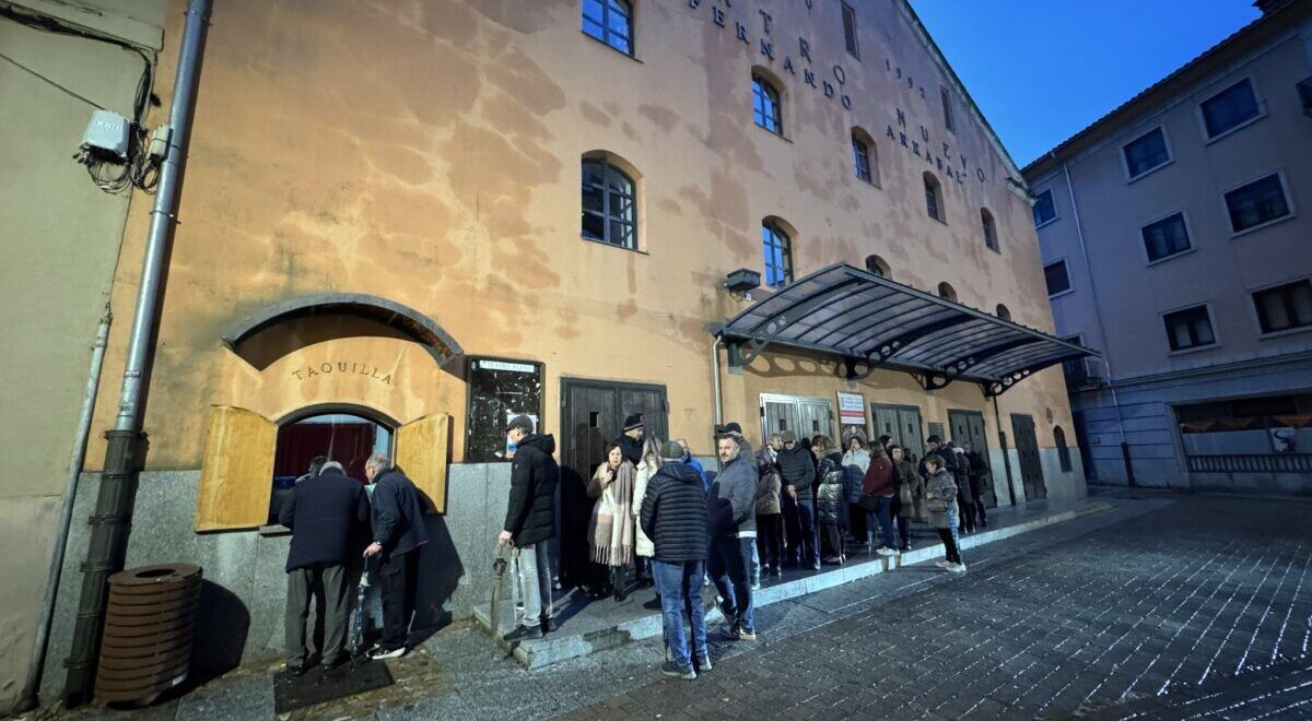Personas haciendo fila en la taquilla del Teatro Nuevo Fernando Arrabal en Ciudad Rodrigo.