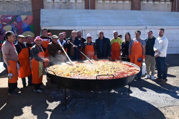 Voluntarios cocinando guiso de toro en Ciudad Rodrigo durante el Domingo de Piñata