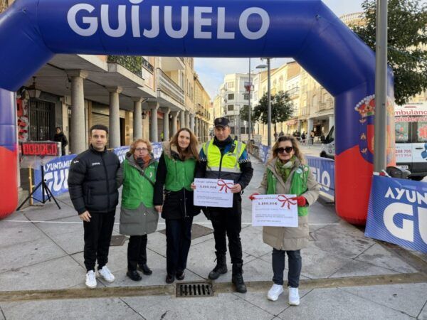 Entrega de cheque a la AECC en Guijuelo tras la carrera Jamón Veloz