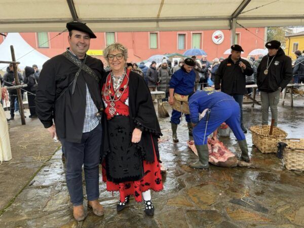 Inauguración del XL Programa de las Matanzas en Guijuelo con participantes vestidos tradicionalmente.