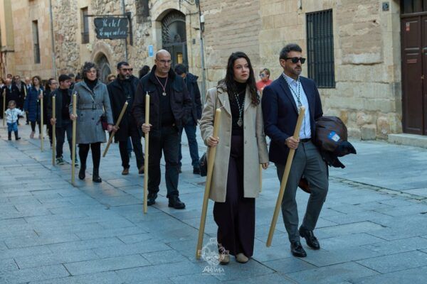 Participantes del Vía Crucis de la Junta de Semana Santa en Salamanca