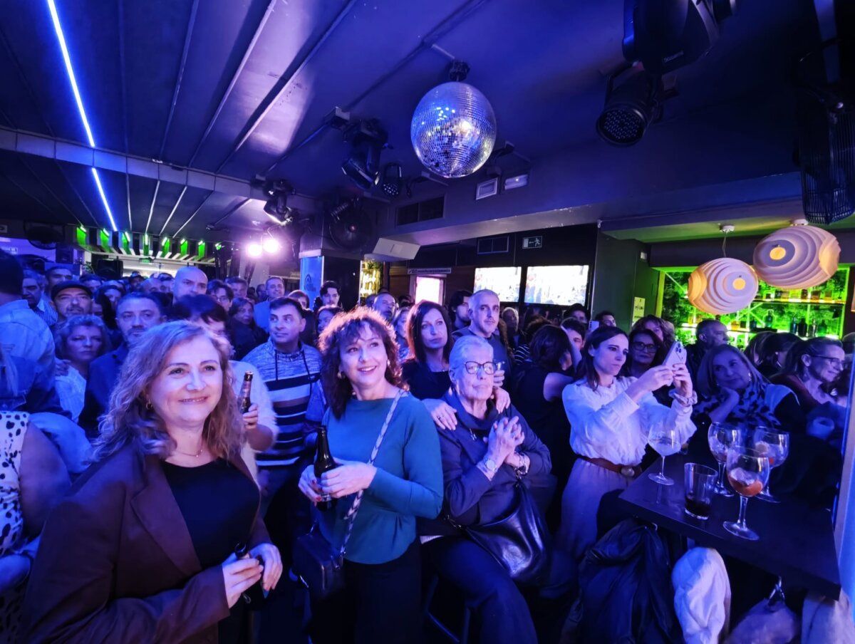 Público disfrutando del homenaje a Joaquín Sabina en Music Factory