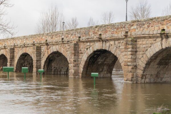Vista del Puente Romano con humedades y agua alrededor