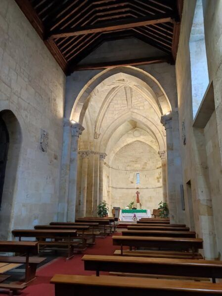 Interior de la iglesia de Santo Tomás Cantuariense en Salamanca