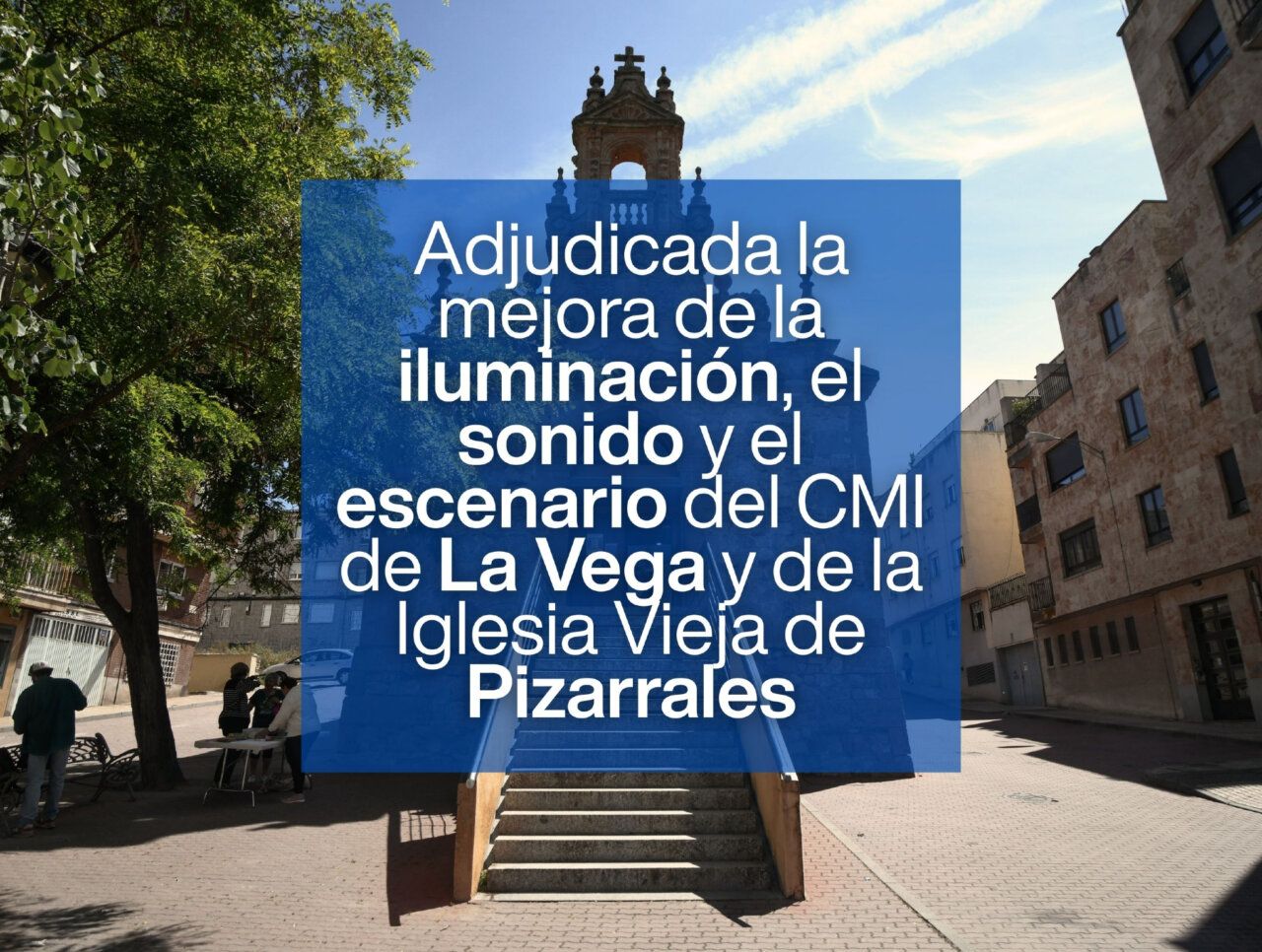 Vista de la Iglesia Vieja de Pizarrales con árboles y edificios cercanos