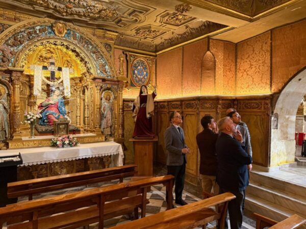 Interior de la iglesia de la Vera Cruz con nueva iluminación y detalles arquitectónicos