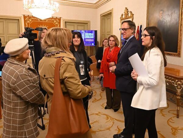 Inauguración del Aula de Mujer y Ciencia en Salamanca con varias personas conversando.