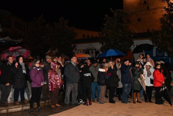 Inauguración de las Casetas del Buen Alcalde con lluvia y gente reunida