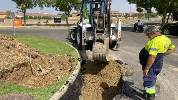 Trabajadores realizando mantenimiento en una vía pública de Carbajosa de la Sagrada