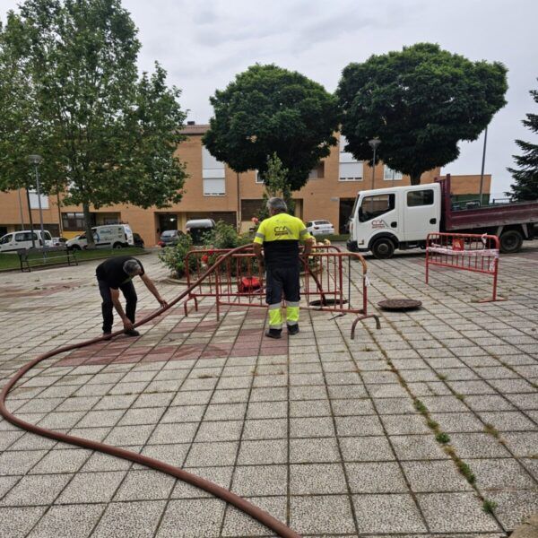 Trabajadores realizando mantenimiento en una plaza de Carbajosa de la Sagrada