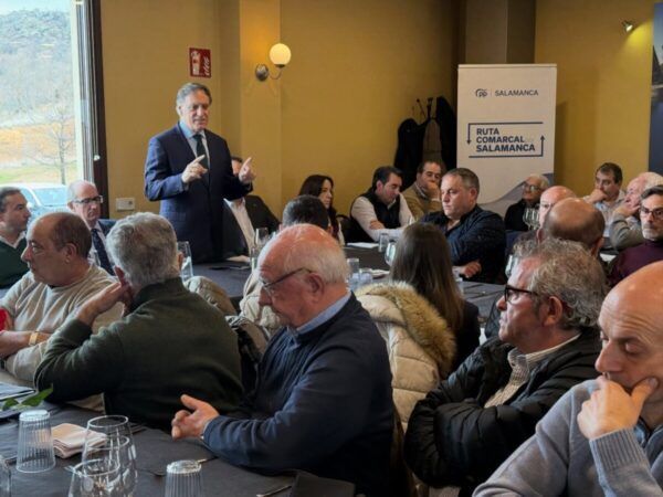 Reunión sobre el abandono de infraestructuras en Béjar con políticos y ciudadanos