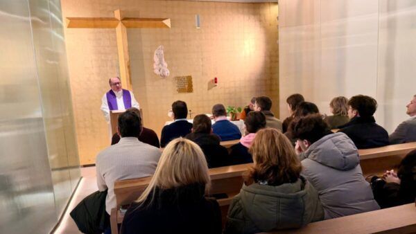 Celebración del inicio de la Cuaresma en la UPSA con imposición de ceniza