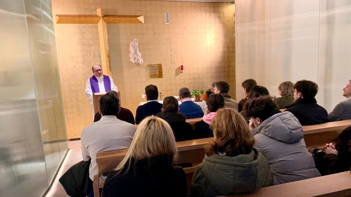 Celebración del inicio de la Cuaresma en la UPSA con imposición de ceniza