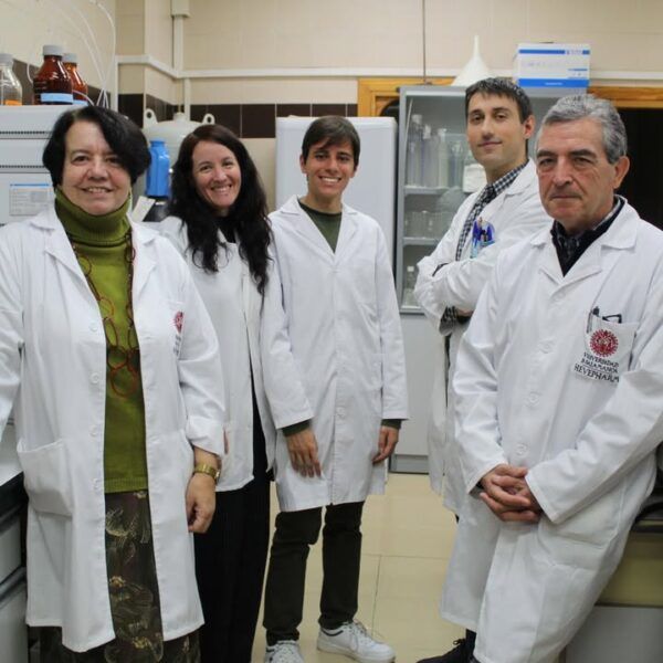 Grupo de investigadores en laboratorio sobre microbiota y salud intestinal