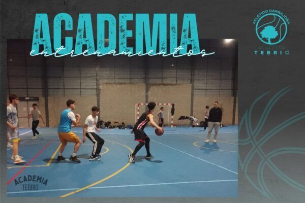 Jóvenes jugadores de baloncesto entrenando en una cancha
