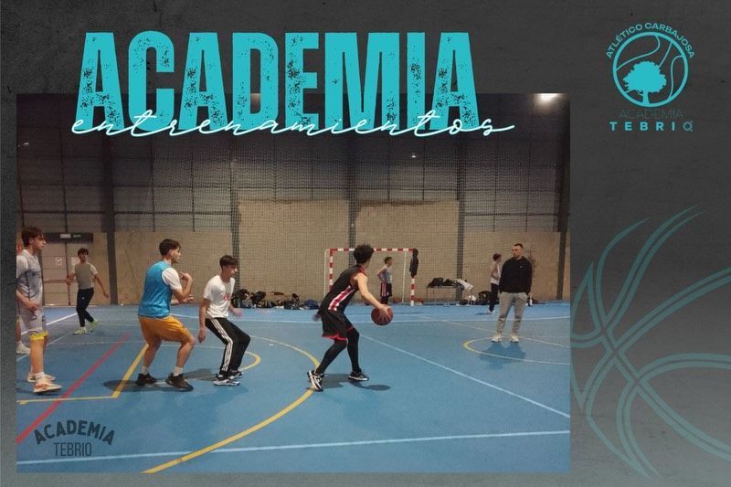 Jóvenes jugadores de baloncesto entrenando en una cancha
