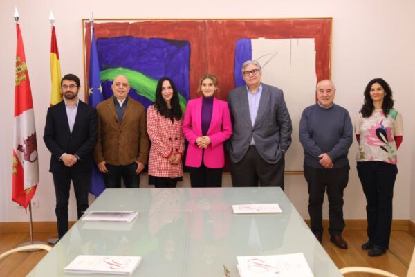 Miembros del jurado de los Premios Castilla y León de las Letras 2025 posando juntos