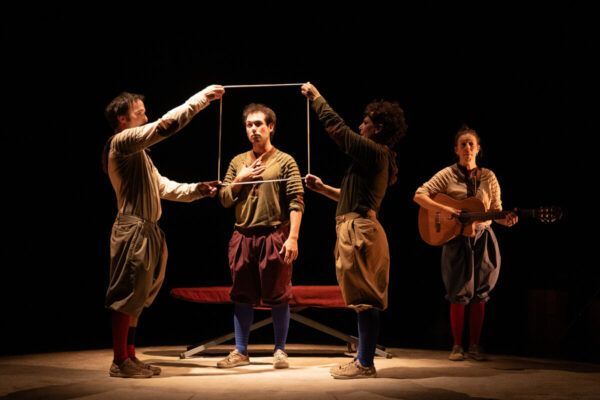 Actores en escena durante la obra La loca historia del Siglo de Oro