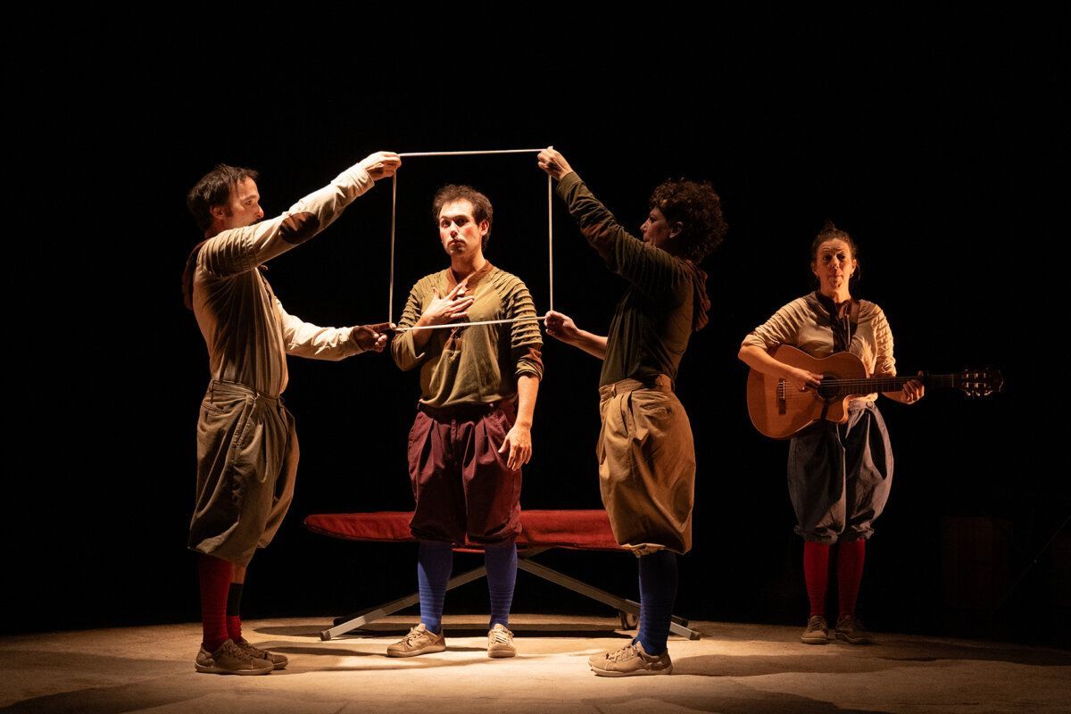 Actores en escena durante la obra La loca historia del Siglo de Oro