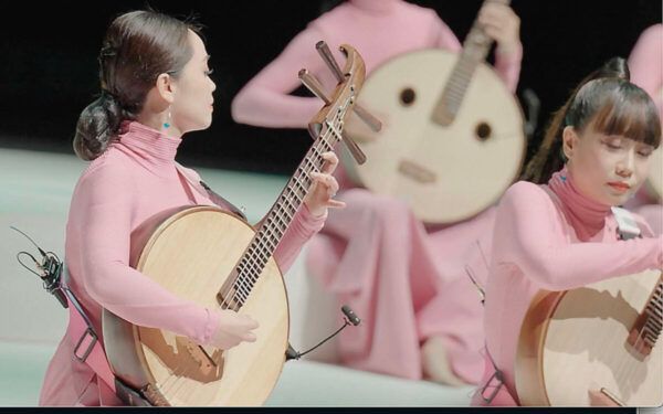 Músicos de la Shanghai Chinese Orchestra tocando instrumentos tradicionales en Salamanca