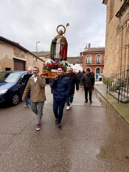 Vecinos de La Vellés celebrando la festividad de San Blas con una estatua.