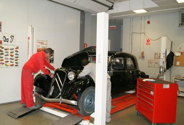 Técnicos trabajando en un vehículo histórico en el laboratorio del MHAS