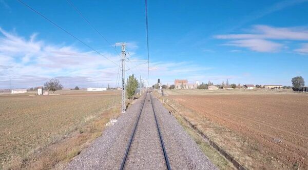 Vista de la línea férrea Salamanca-Medina del Campo en un paisaje rural