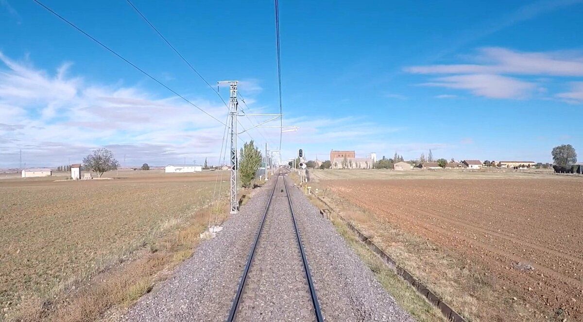 Vista de la línea férrea Salamanca-Medina del Campo en un paisaje rural