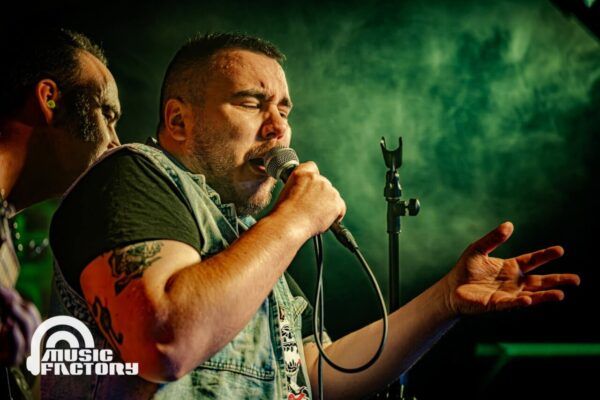 Cantante de la banda Perros Verdes en concierto en Music Factory Salamanca