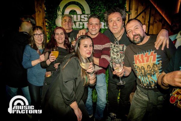 Grupo de personas disfrutando en Music Factory Salamanca durante un concierto