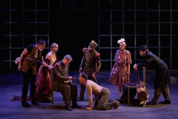 Escena de la obra Los cuernos de Don Friolera con varios actores en el escenario