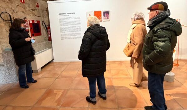 Visita de mayores a una exposición de arte contemporáneo en la Hospedería Fonseca