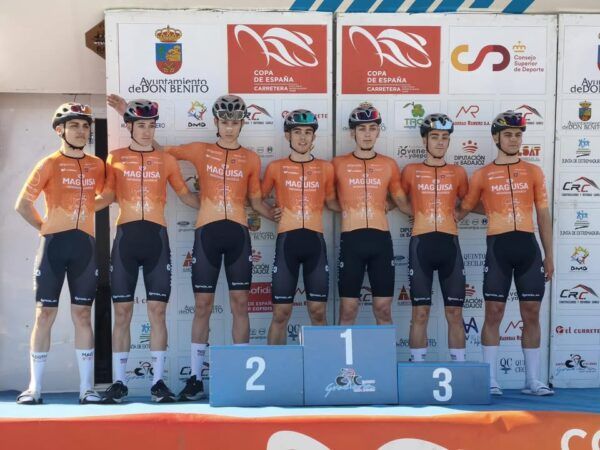 Equipo Maguisa Guijuelo posando en la Copa de España de Ciclismo 2026