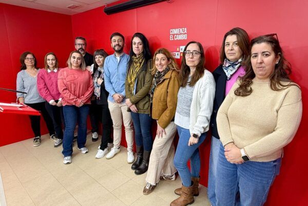 Grupo de trabajadores de Majorel en Salamanca durante una reunión