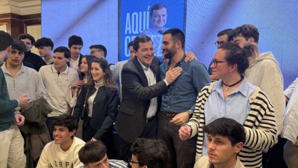 Alfonso Fernández Mañueco en un evento con jóvenes en Salamanca