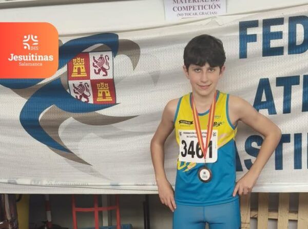Marcos Chamorro posando con medalla en campeonato de atletismo