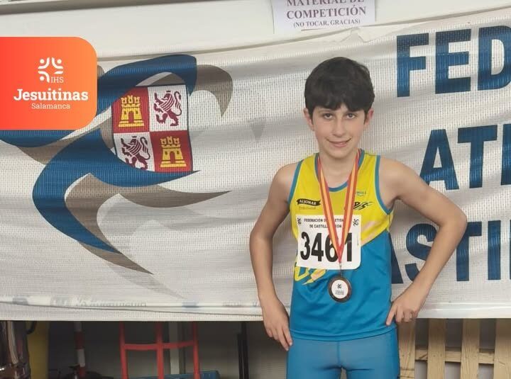 Marcos Chamorro posando con medalla en campeonato de atletismo