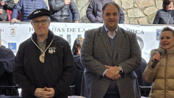 Dos hombres en la Matanza de Carnaval en Guijuelo con un ambiente festivo.