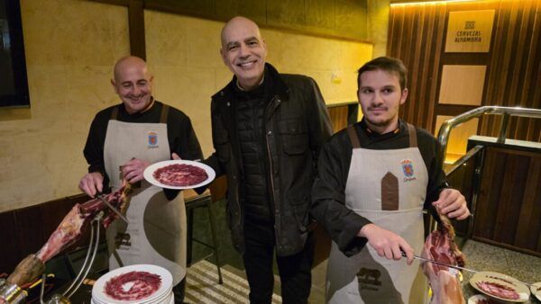 Participantes en la Matanza de Carnaval en Guijuelo mostrando platos de carne ibérica