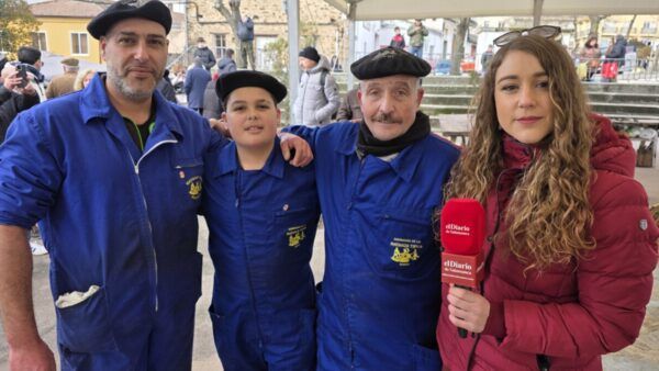 Grupo de personas durante la Matanza de Carnaval en Guijuelo