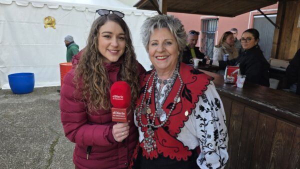 Dos mujeres sonrientes en la Matanza de Carnaval en Guijuelo