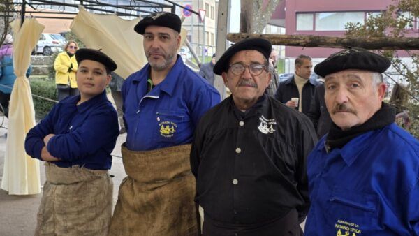 Cuatro hombres vestidos con trajes tradicionales en la Matanza de Carnaval en Guijuelo