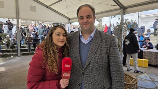 Dos personas sonrientes en la Matanza de Carnaval en Guijuelo