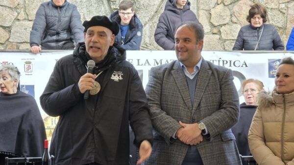 Celebración de la Matanza de Carnaval en Guijuelo con asistentes y oradores.
