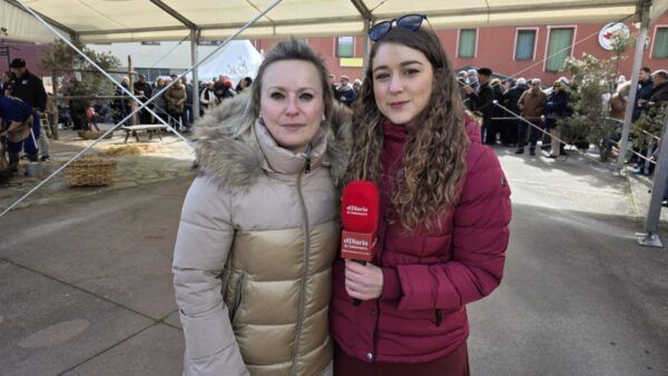 Dos mujeres sonrientes durante la Matanza de Carnaval en Guijuelo.